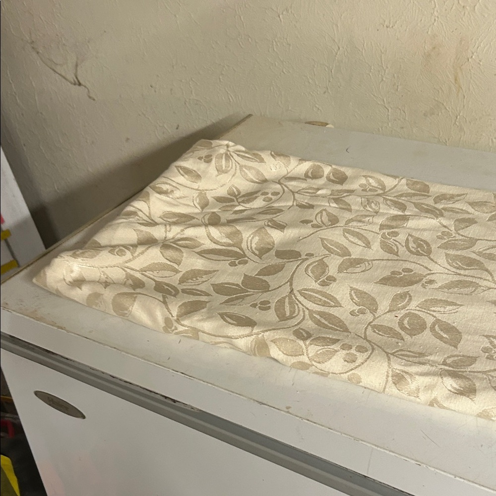 Source Unknown Cream Leaf Pattern Kitchen Tablecloth.  Rectangle table - Picture 4 of 4
